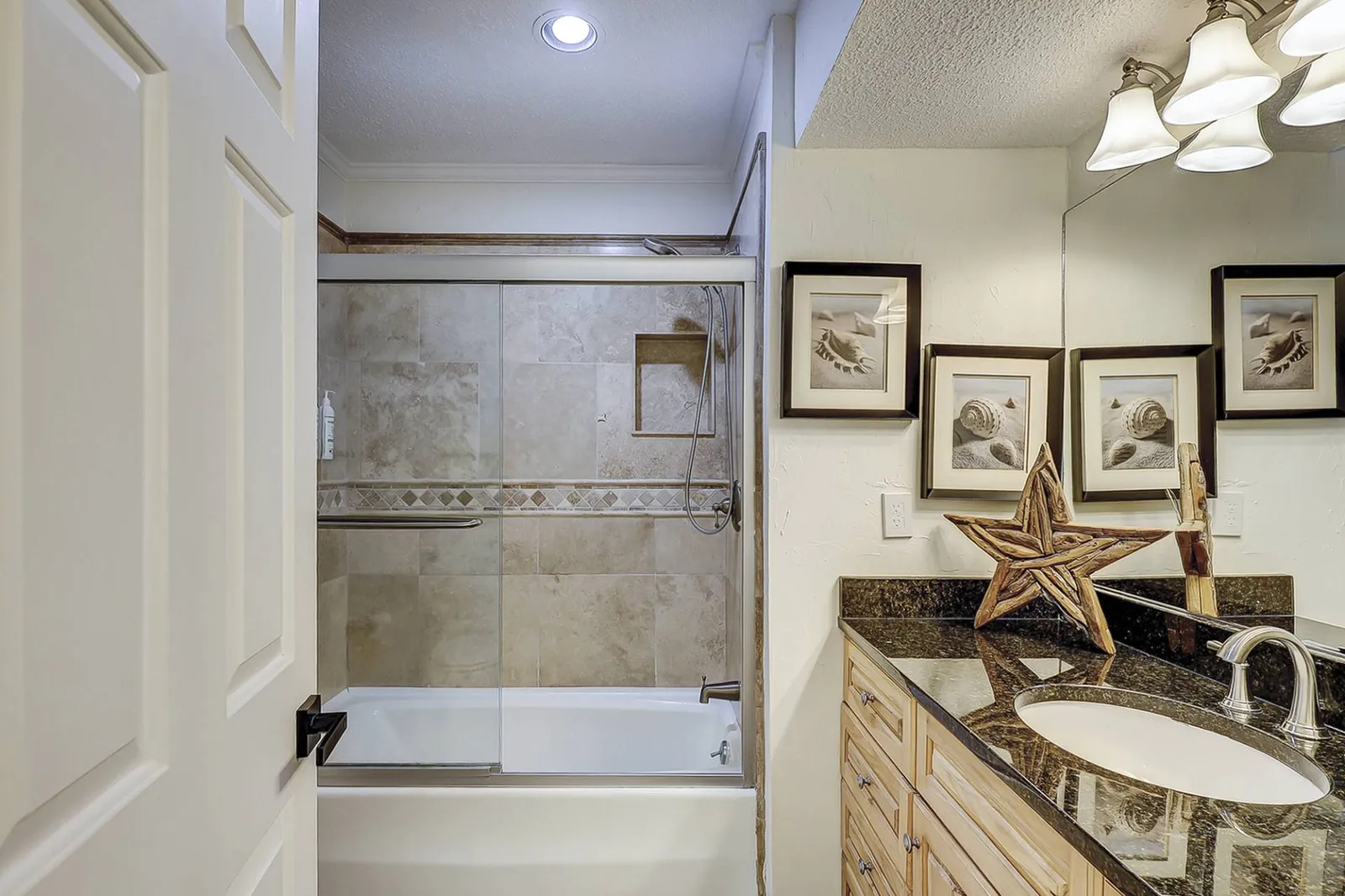 Guest En Suite Bath with Shower/Tub Combo