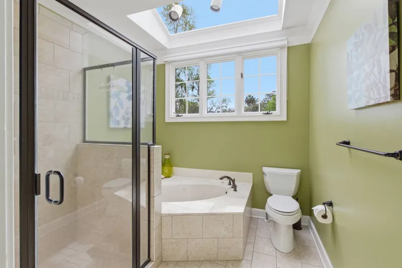 Primary en-suite bath