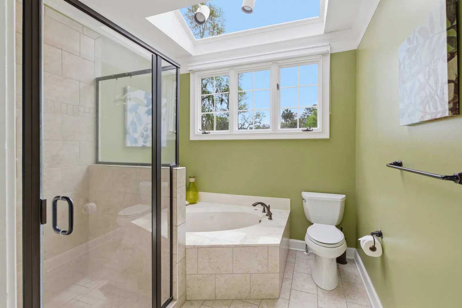 Primary en-suite bath