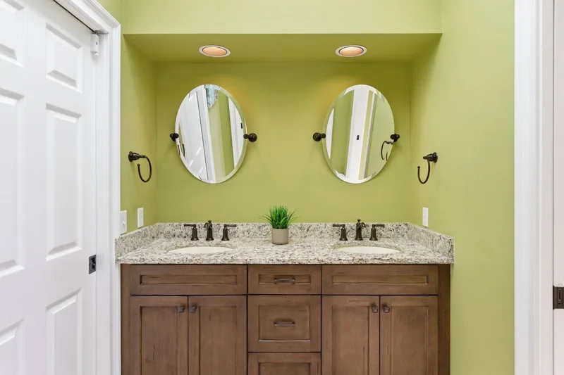 The private spacious en suite bath in the primary bedroom