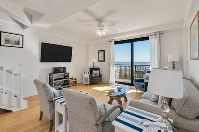 A Wave From It All is an oceanfront, penthouse unit in the Shipwatch community in Wild Dunes Resort.