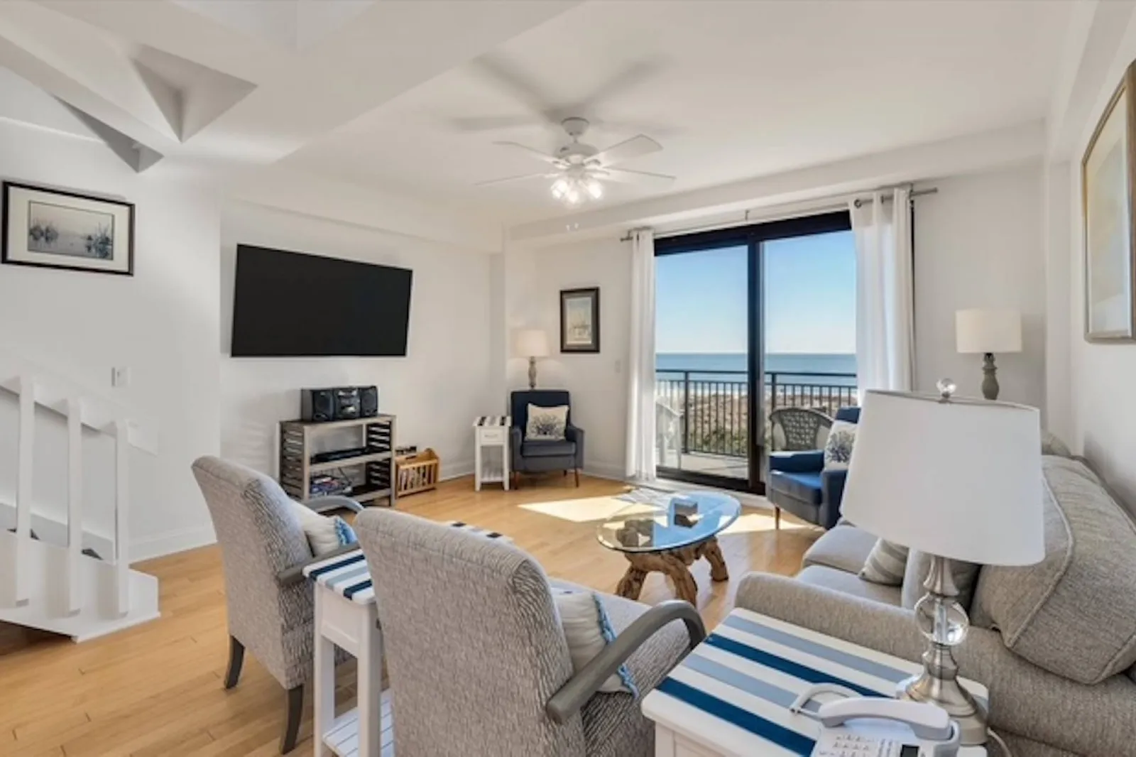 A Wave From It All is an oceanfront, penthouse unit in the Shipwatch community in Wild Dunes Resort.