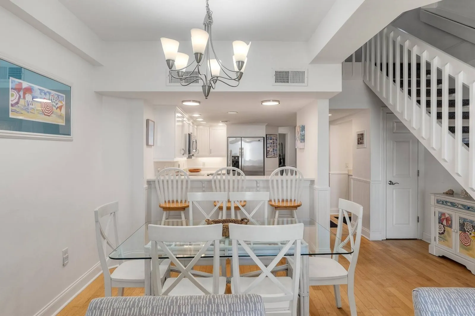 It is easy to gather together for meals at the dining table.