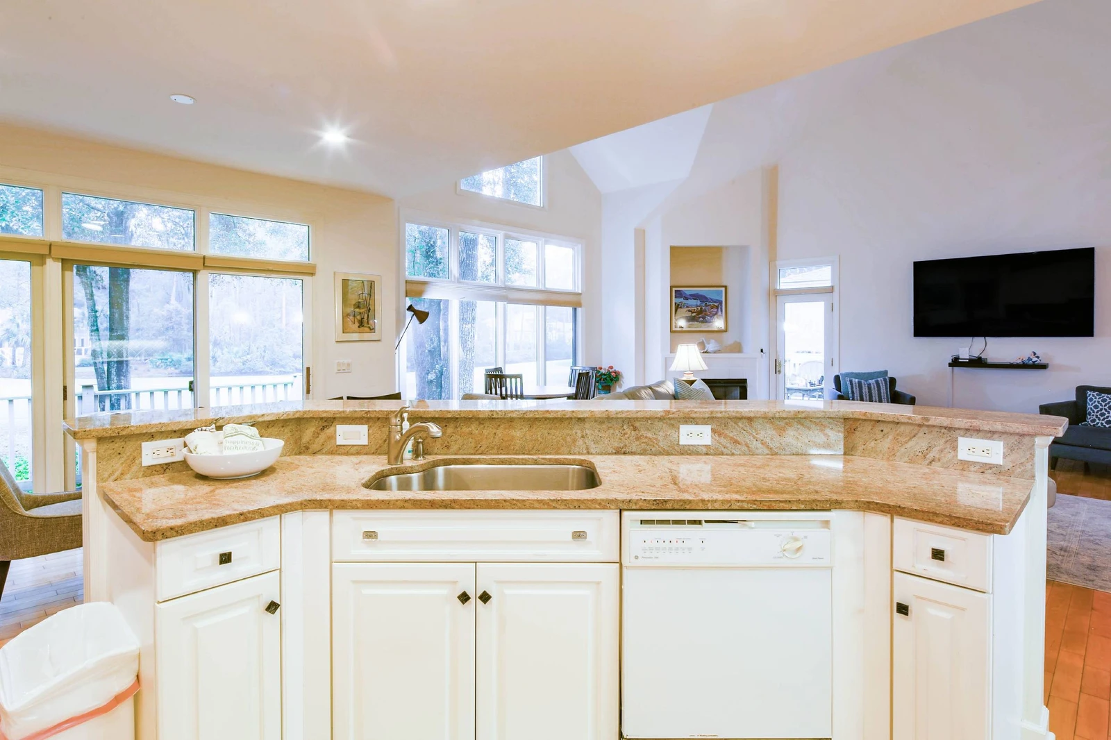 The open layout makes it easy to interact with your guests in the kitchen, living room and dining area.