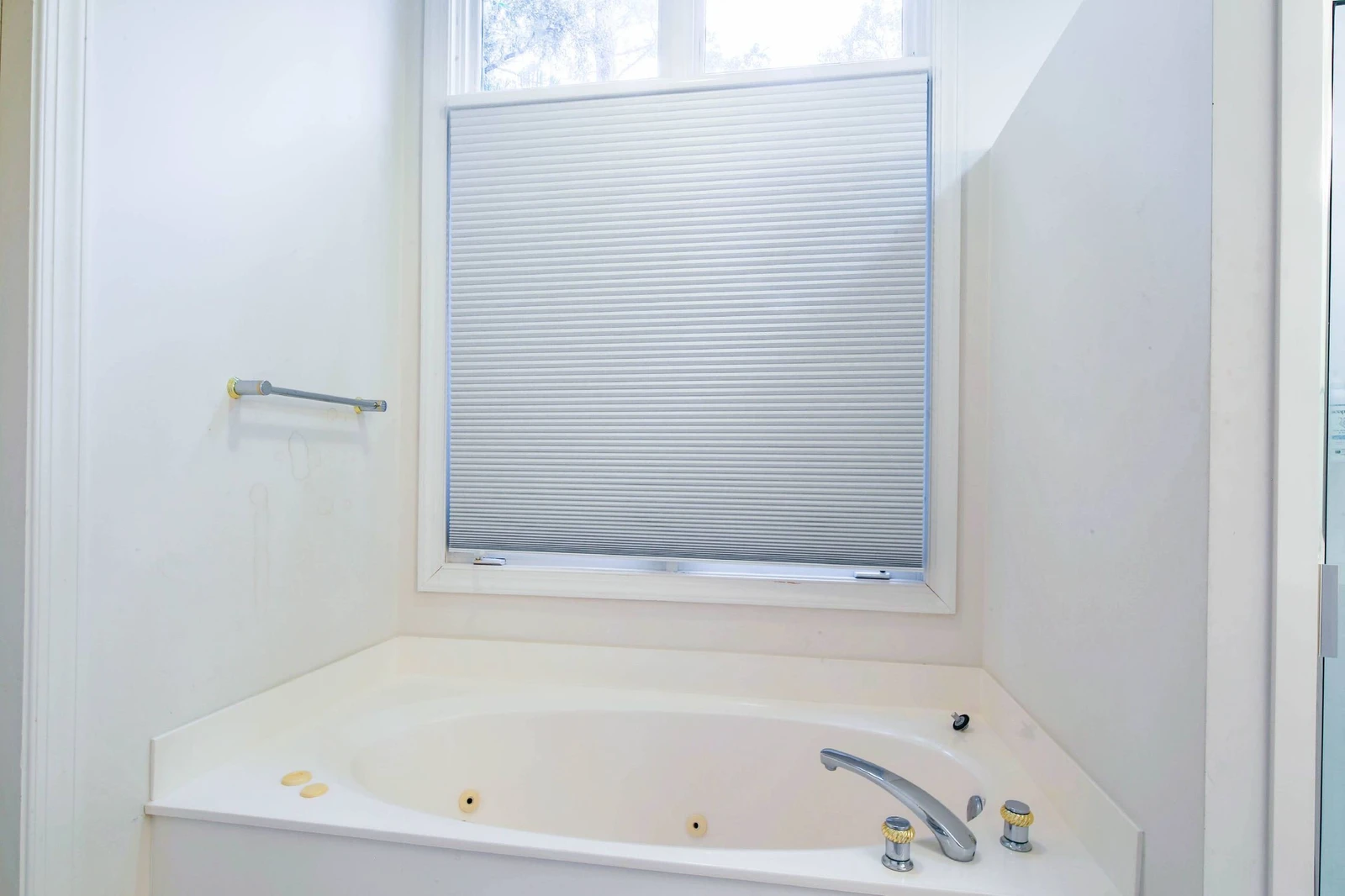 The primary en suite bathroom also features a separate bath tub.