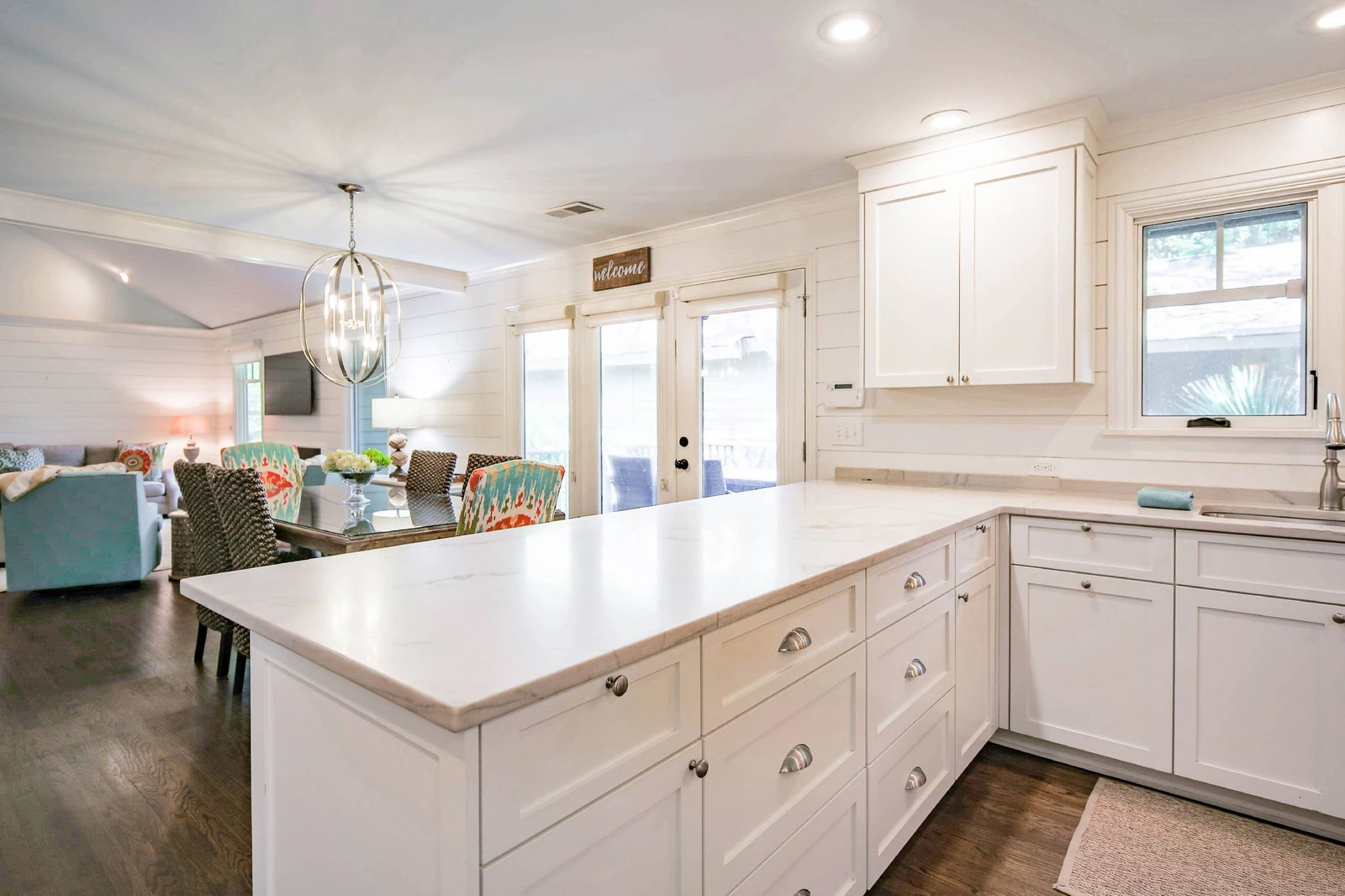 There is an open floor plan layout between the kitchen, dining area and living room.
