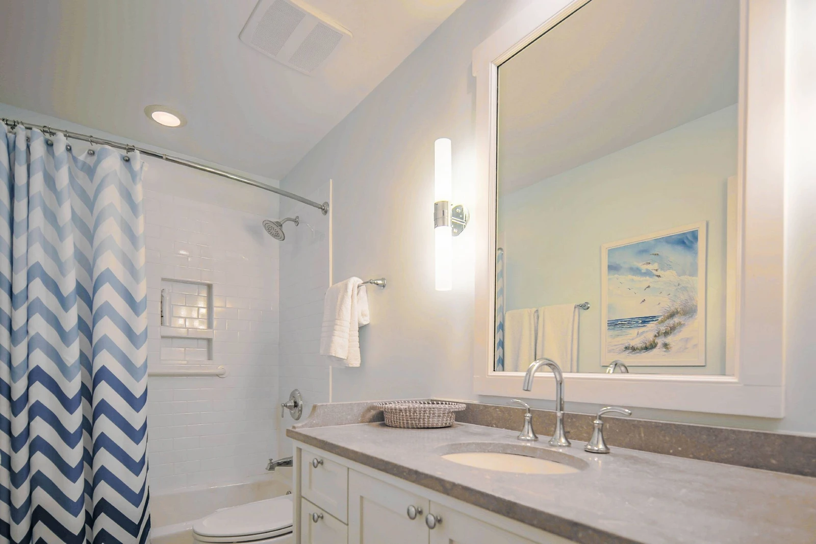 The hallway bathroom is located in between the queen bedroom and the twin bedroom.