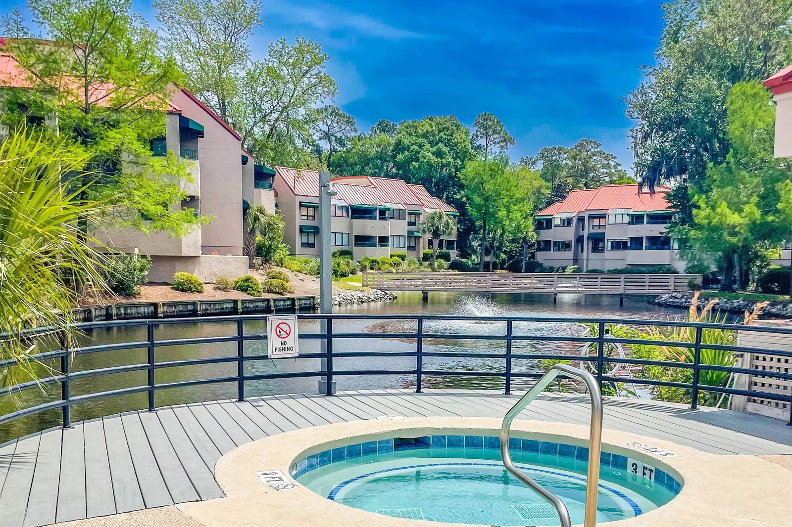 Guests of Good Vibes are also welcome to use the Anchorage community hot tub that overlooks the lagoon.