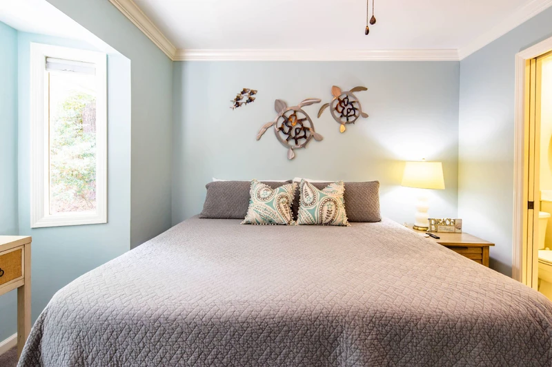 The king bedroom has shared access to the hallway bathroom.