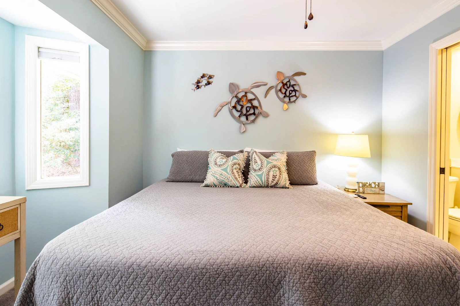 The king bedroom has shared access to the hallway bathroom.
