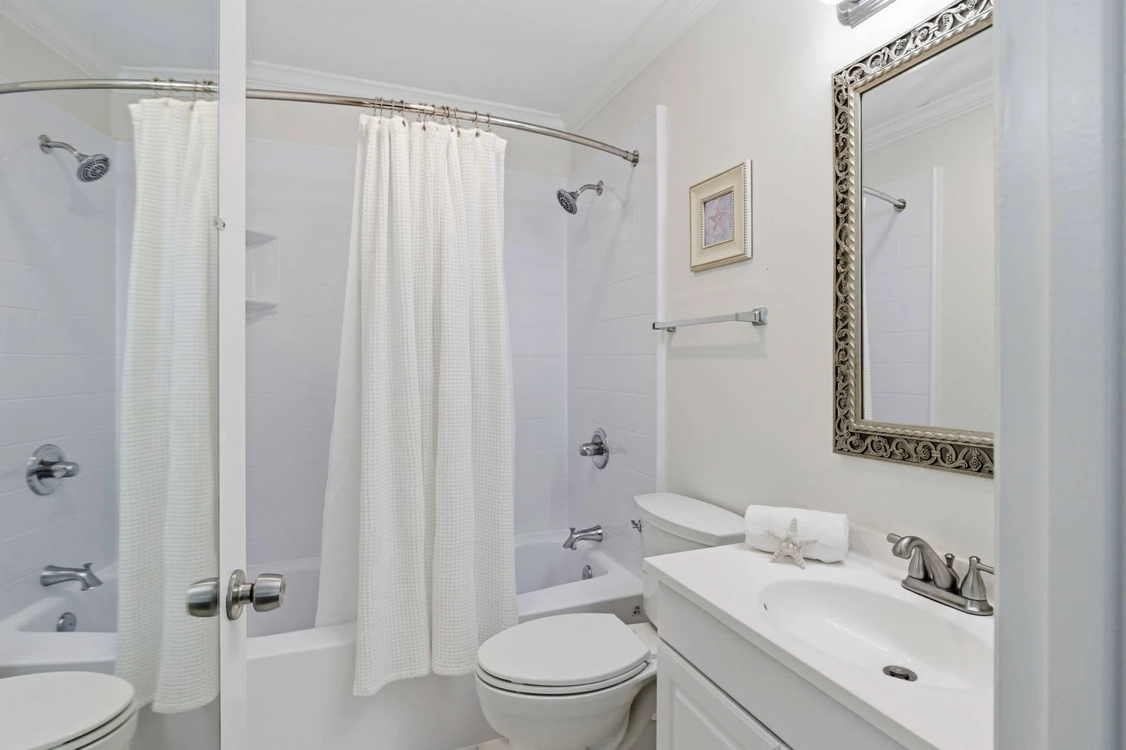 En suite bath with shower/tub combination