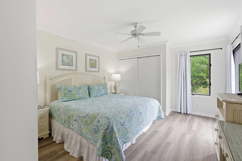 King Bed, ceiling fan and ensuite bath