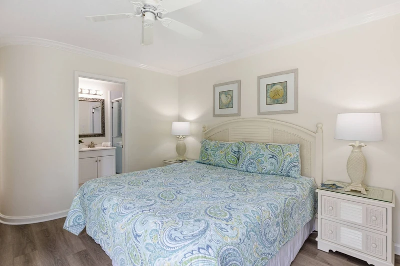 En suite bath in guest bedroom #2