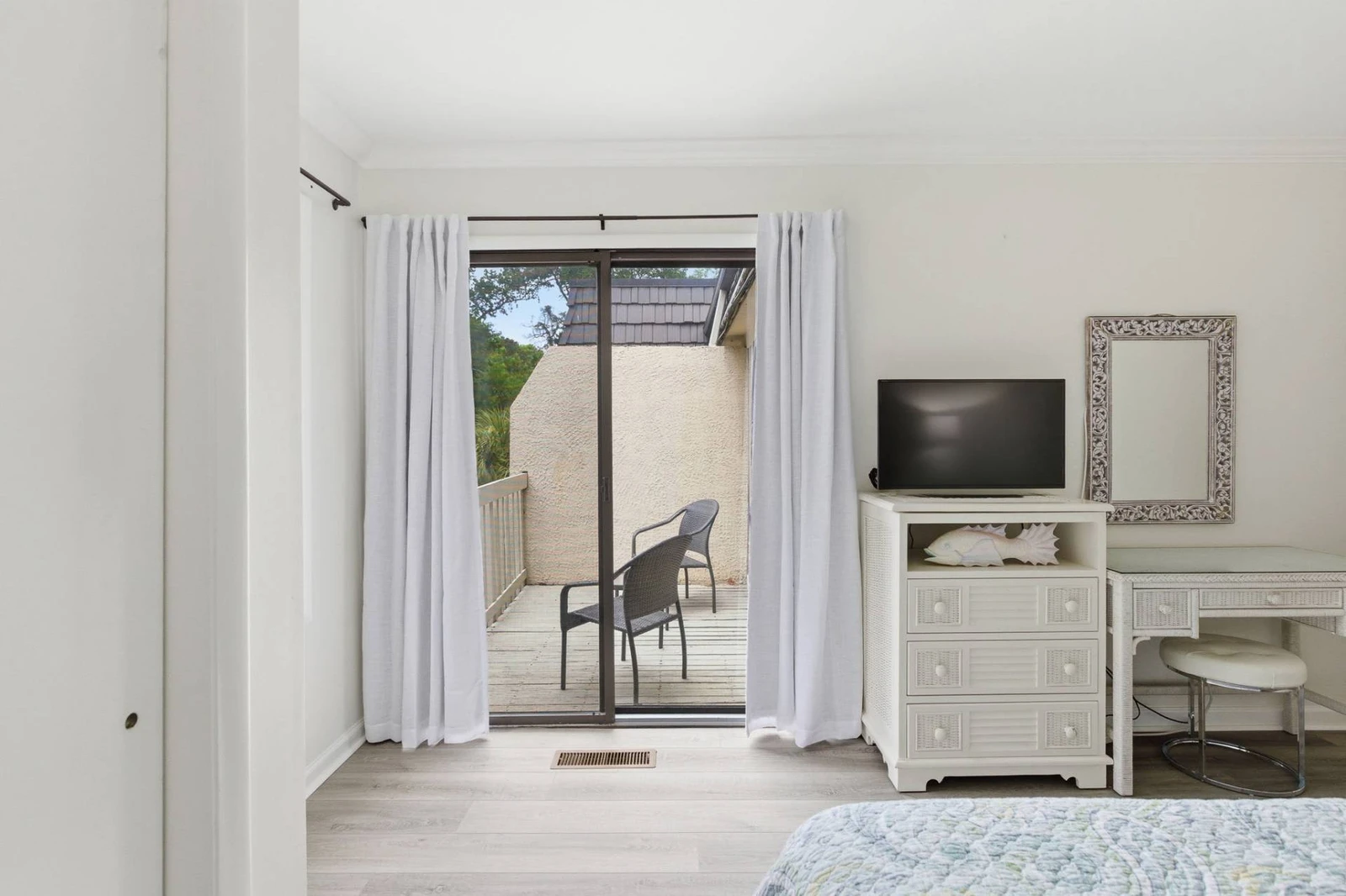 Shared deck with guest bedroom #3