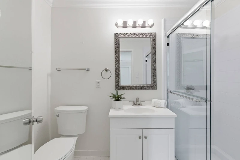 en suite bath in guest bedroom #2