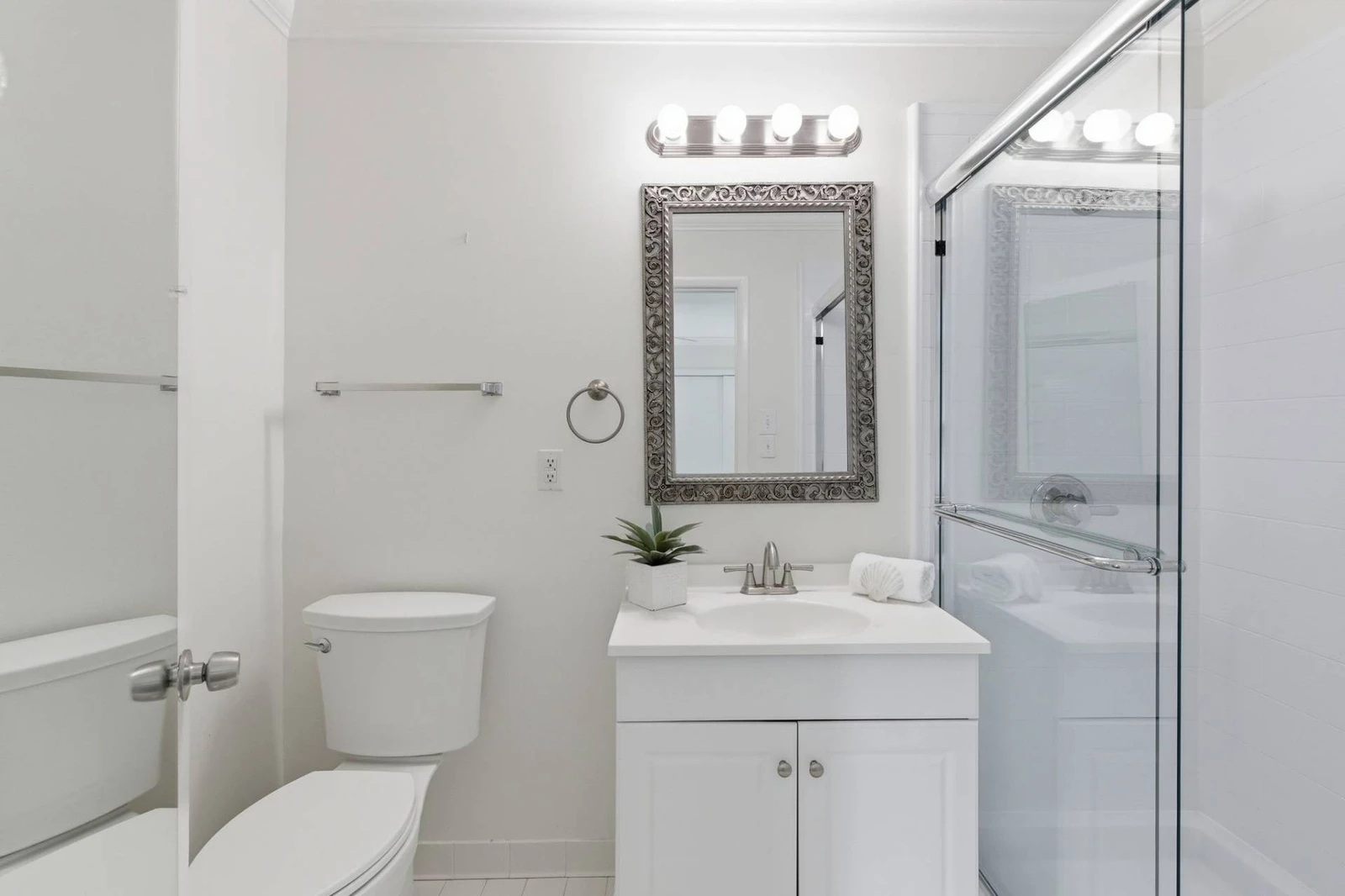 en suite bath in guest bedroom #2