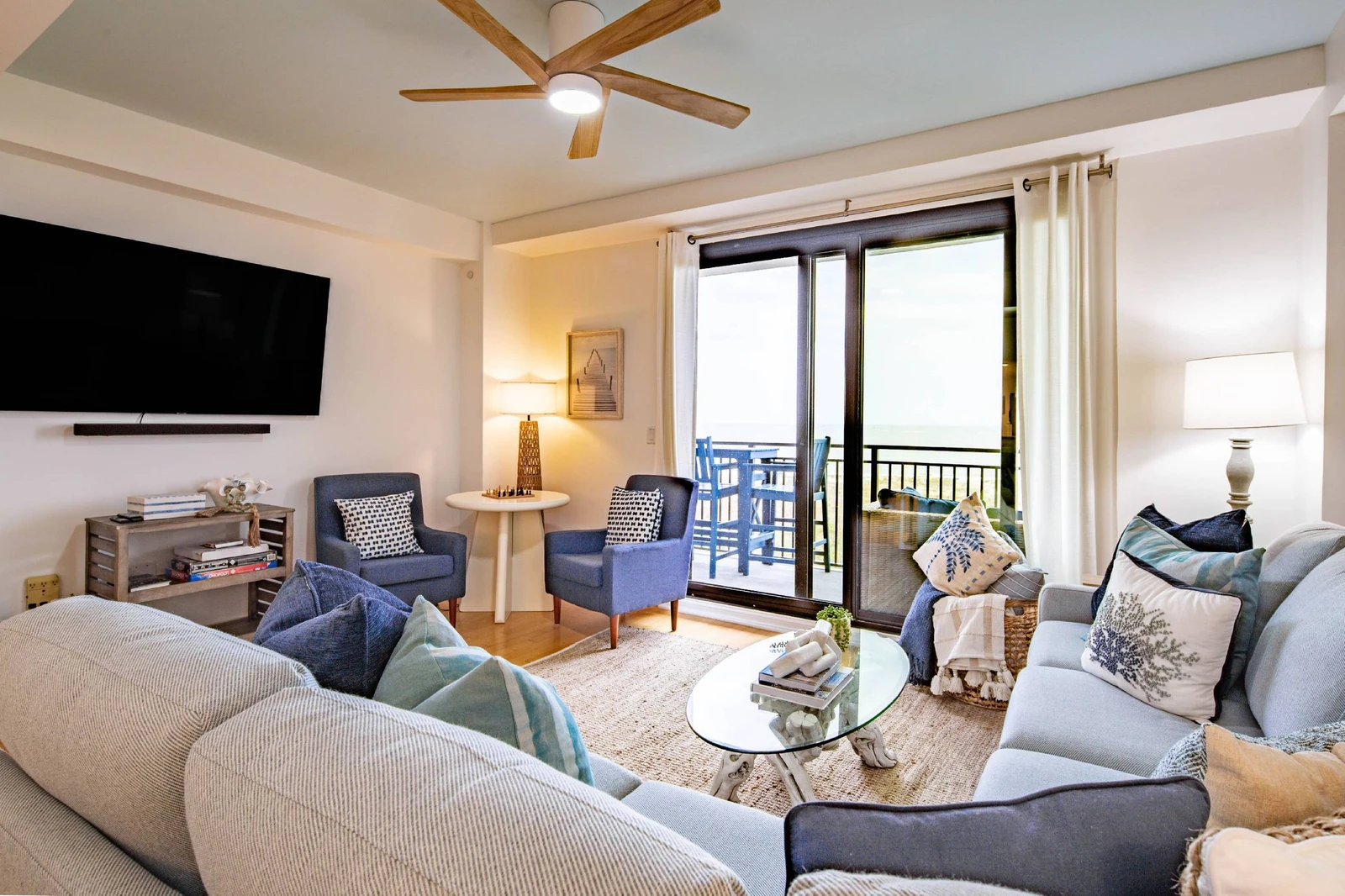 A Wave From It All is an oceanfront, penthouse unit in the Shipwatch community in Wild Dunes Resort.