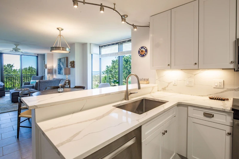 The open floor plan makes it very easy to interact with guests in the kitchen, dining area & living room.