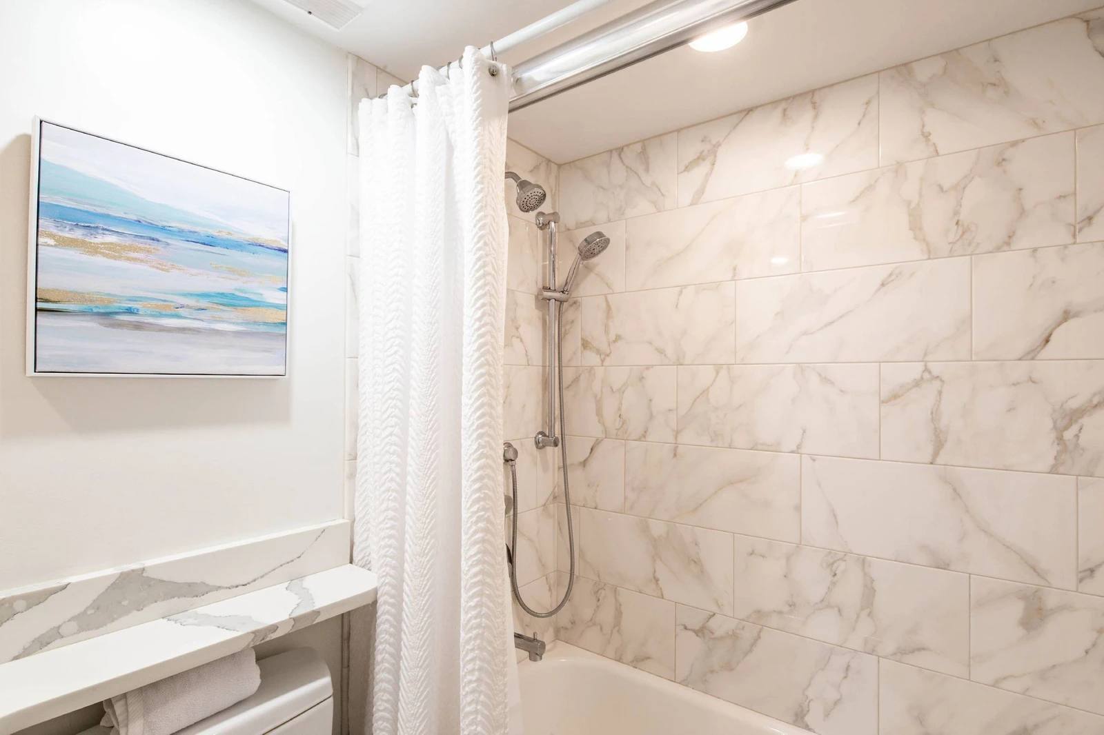 The bunk en suite bathroom also has a shower/tub combo.