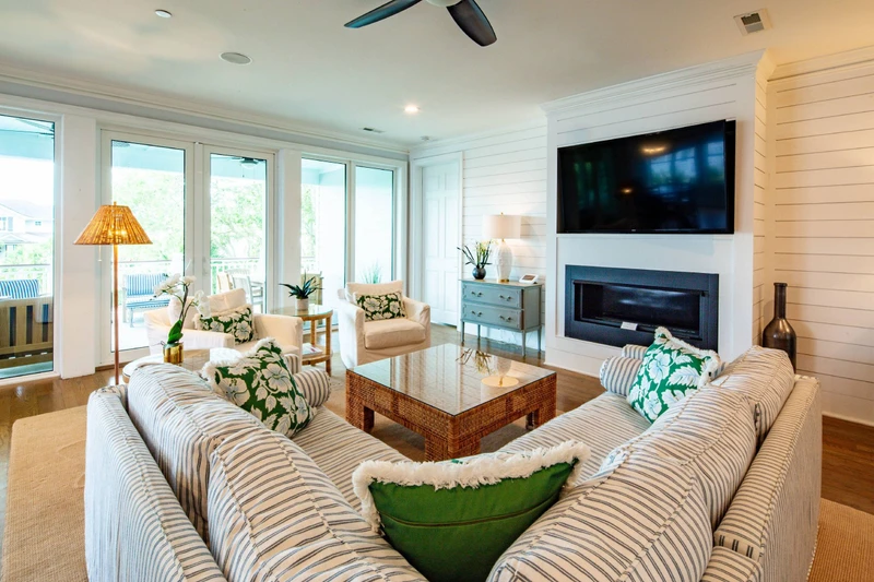 With its living room, kitchen & dining room on the second floor, Sea Gem Too receives wonderful natural light.