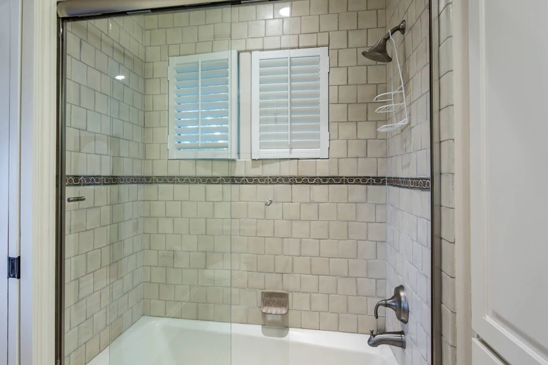 The queen suite has a tiled shower/tub combo.