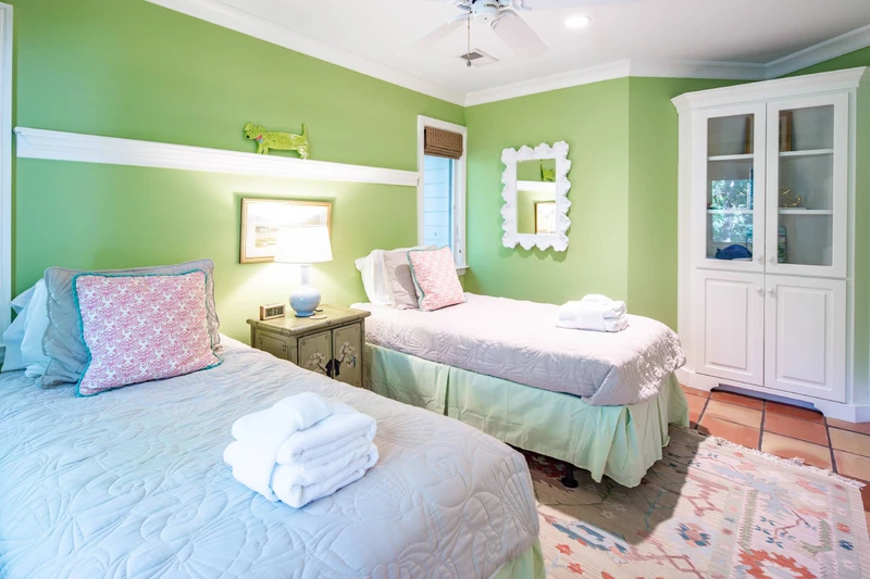 This bright & cheery twin suite is located on the middle level of the home near the living room.