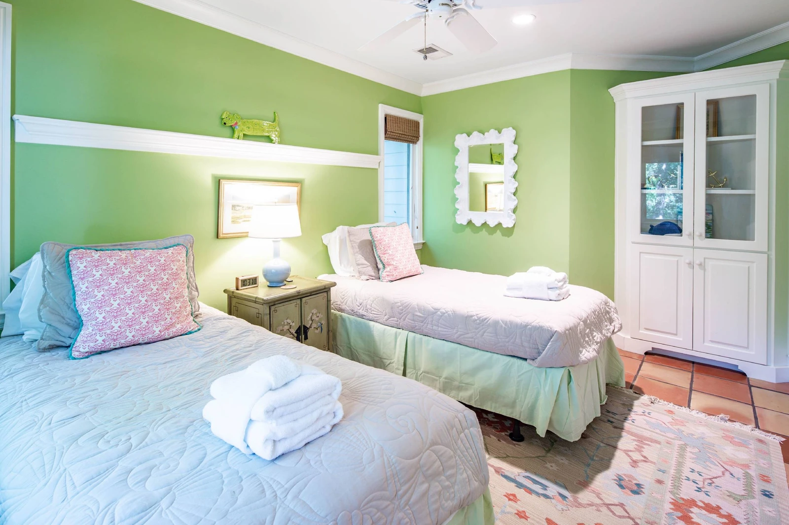 This bright & cheery twin suite is located on the middle level of the home near the living room.